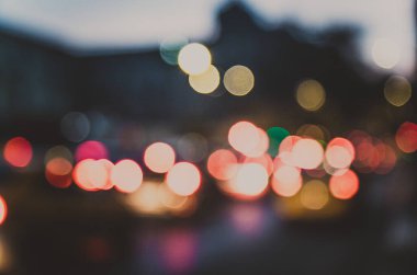 Bulanık bokeh, gece şehrinin kırmızı yuvarlak daireleri. Hareket odaklı olmayan resim, telif alanı fotoğrafı, Avrupa kentinin arkaplan resmi