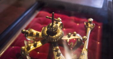 Güzel Kraliçe ve Kral Luxury 'nin gösterişsiz görüntüsü Altın Mücevher tacını takıyor