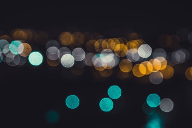 Bulanık bokeh, gece şehrinin kırmızı yuvarlak daireleri. Hareket U