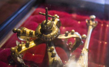 Güzel Kraliçe ve Kral Luxury 'nin gösterişsiz görüntüsü Altın Mücevher tacını takıyor