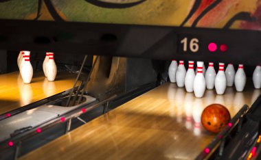 Bowling kulübündeki ara sokağı kapatın. pin bowling salonu arka planı.