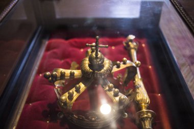 Güzel Kraliçe ve Kral Luxury 'nin gösterişsiz görüntüsü Altın Mücevher tacını takıyor