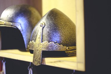 Ortaçağ miğferinin yakın plan fotoğrafı, eski savaşçı demir şövalye 