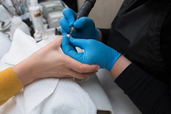 Close-up van professionele manicure met transparante glans — Stockfoto