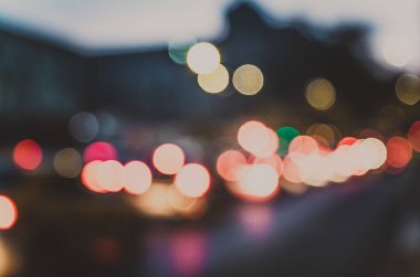 Bulanık bokeh, gece şehrinin kırmızı yuvarlak daireleri. Hareket odaklı olmayan resim, telif alanı fotoğrafı, Avrupa kentinin arkaplan resmi