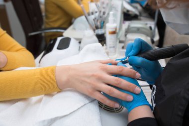 Şeffaf parlatıcı ile profesyonel manikür yakın plan