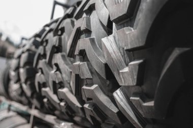 Büyük siyah kamyonet, traktör ya da buldozer yükleyici.
