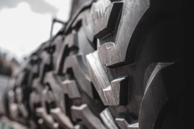 Büyük siyah kamyonet, traktör ya da buldozer yükleyici.