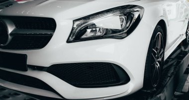 Modern lüks, beyaz ön ışıklar, far ve far.