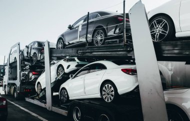 Yeni lüks Alman arabalarından oluşan büyük bir kamyon.