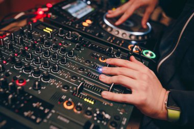 Dj 'in kırmızı parti dj ses donanımını kontrol ederken yakın plan çekimleri