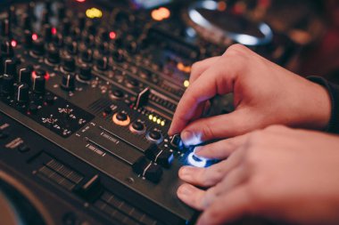 Dj 'in kırmızı parti dj ses donanımını kontrol ederken yakın plan çekimleri