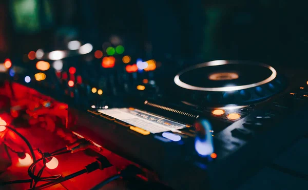Profesyonel tekno çılgın şehir konseri DJ turntable 'ı