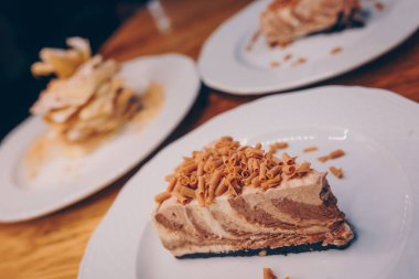 Kafe menülerinde tatlı tatlı tatlı yemek. Pasta ürünleri kapatılıyor. Restoranda lezzetli menüler var. Taze katılmış kek vanilyalı kremanın tadını çıkarın..