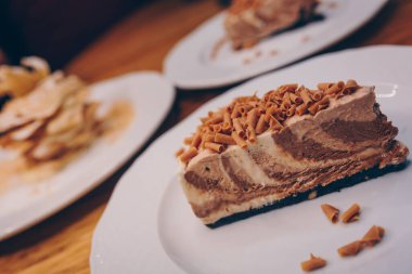 Kafe menülerinde tatlı tatlı tatlı yemek. Pasta ürünleri kapatılıyor. Restoranda lezzetli menüler var. Taze katılmış kek vanilyalı kremanın tadını çıkarın..