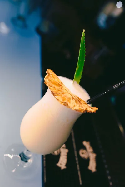 Sweet Famous White Mit Karamell Dekoration Scheibe Autor Inspiriert Cocktail — Stockfoto