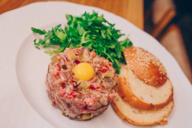 Restoranda sebze salatalı yahni, yakın görüş. Yemek ve eğlence konsepti. Seçici odaklanma. Organik Gurme ve lüks konsept hizmeti tasarla