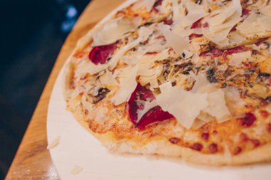 Biberli pizza ızgara pizza peyniri, salam, domates, biber, baharat ve taze fesleğen. Restoranda İtalyan pizzası yemek ve rahatlama konsepti. Organik Gurme Konsepti pankartı.