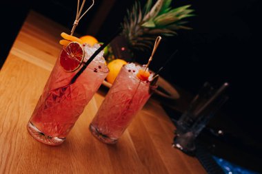  Taze Yaz Yazarı, Ananas Meyveleri Arkaplanındaki bar tezgahındaki Kokteyl İçeceği 'ne ilham verdi. Üst Manzara 'ya yakın çekim. Tasarımcılar ve gece kulübündeki lüks barmenler için yapıştırıcı alanı kopyala