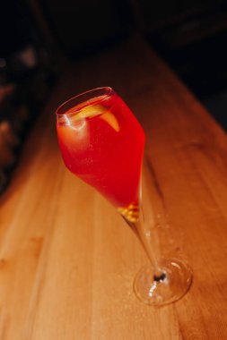 Tatlı, ünlü, karamel süslemeli beyaz yazar tezgahtaki kokteyl içkisine ilham verdi. Üst Manzara 'ya yakın çekim. Tasarımcılar için kopyalama alanı ve gece kulübündeki lüks servis barmeni