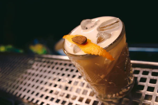 Dulce Famoso Blanco Con Rebanada Decoración Caramelos Autor Inspirado Cocktail — Foto de Stock