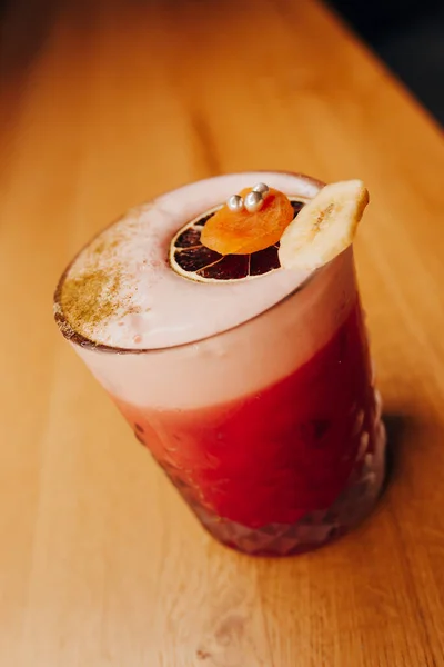 Sweet Famous Wit Met Karamel Decoratie Plak Auteur Geïnspireerd Cocktail — Stockfoto