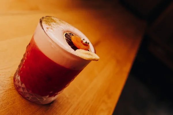 Sweet Famous Wit Met Karamel Decoratie Plak Auteur Geïnspireerd Cocktail — Stockfoto