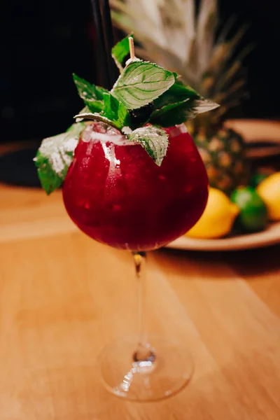 Fresh Cherry Summer Author Inspired Cocktail Drink Bar Counter Pineapple — Stockfoto