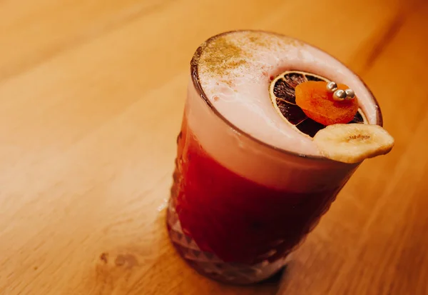 Makea Kuuluisa Valkoinen Karamellit Koristelu Siivu Kirjoittaja Innoittamana Cocktail Drink — kuvapankkivalokuva