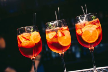 Taze portakal suyu, buz gibi soğuk modern Kokteyl, tatlı karamel süslemeli, yazar içeceği tezgahta. Üst Manzara 'ya yakın çekim. Uzay tasarım barmenlerini ve lüks gece kulüplerini kopyala 