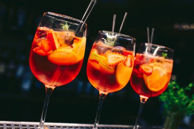 Taze portakal suyu, buz gibi soğuk modern Kokteyl, tatlı karamel süslemeli, yazar içeceği tezgahta. Üst Manzara 'ya yakın çekim. Uzay tasarım barmenlerini ve lüks gece kulüplerini kopyala 