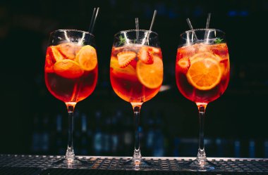 Taze portakal suyu, buz gibi soğuk modern Kokteyl, tatlı karamel süslemeli, yazar içeceği tezgahta. Üst Manzara 'ya yakın çekim. Uzay tasarım barmenlerini ve lüks gece kulüplerini kopyala 