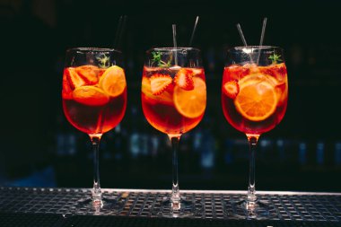 Taze portakal suyu, buz gibi soğuk modern Kokteyl, tatlı karamel süslemeli, yazar içeceği tezgahta. Üst Manzara 'ya yakın çekim. Uzay tasarım barmenlerini ve lüks gece kulüplerini kopyala 