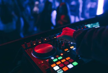 Parlayan müzik eşliğinde bir gece kulübünde DJ mikseri gece kulübü Live.de modern midi kontrol cihazıyla Dubstep Electronic Trance müzik çalar. Sanatçılar için müzik prodüksiyonu süreci.
