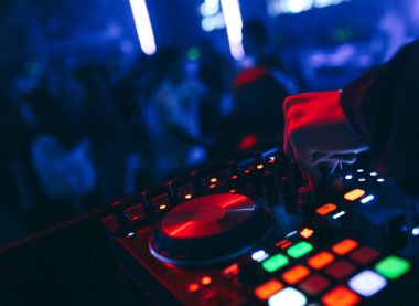 Parlayan müzik eşliğinde bir gece kulübünde DJ mikseri gece kulübü Live.de modern midi kontrol cihazıyla Dubstep Electronic Trance müzik çalar. Sanatçılar için müzik prodüksiyonu süreci.