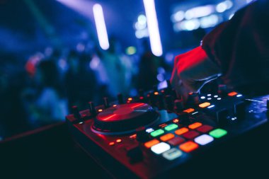 Parlayan müzik eşliğinde bir gece kulübünde DJ mikseri gece kulübü Live.de modern midi kontrol cihazıyla Dubstep Electronic Trance müzik çalar. Sanatçılar için müzik prodüksiyonu süreci.