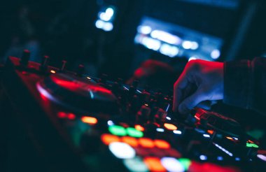 Parlayan müzik eşliğinde bir gece kulübünde DJ mikseri gece kulübü Live.de modern midi kontrol cihazıyla Dubstep Electronic Trance müzik çalar. Sanatçılar için müzik prodüksiyonu süreci.