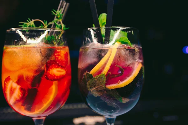 Buzlu, modern Cocktail gurme beyaz, tatlı karamel süslemeli, yazar içeceği tezgahta. Üst Manzara 'ya yakın çekim. Uzay tasarım barmenlerini ve lüks gece kulüplerini kopyala 