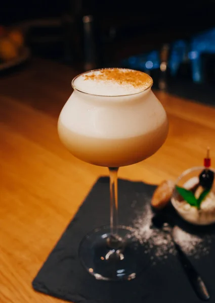 Ijskoud Modern Cocktail Gourmet Ambachtelijk Wit Met Zoete Karamels Decoratie — Stockfoto