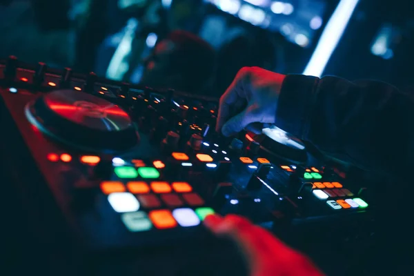 Parlayan müzik eşliğinde bir gece kulübünde DJ mikseri gece kulübü Live.de modern midi kontrol cihazıyla Dubstep Electronic Trance müzik çalar. Sanatçılar için müzik prodüksiyonu süreci.