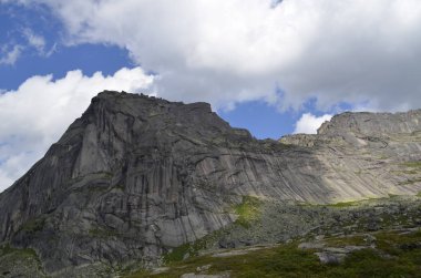 Dağ Vadisi: kayalar ve orman