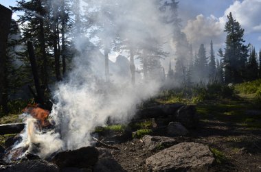 Dağların üstünde belgili tanımlık tepe duman