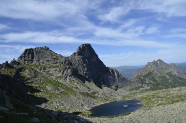 Dağ doğa yürüyüşü
