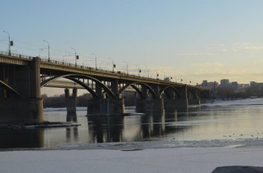 Köprünün diğer tarafında nehre Novosibirsk