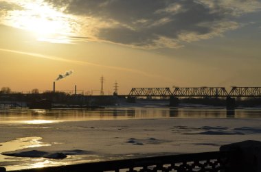 Kışın nehir üzerinde köprü