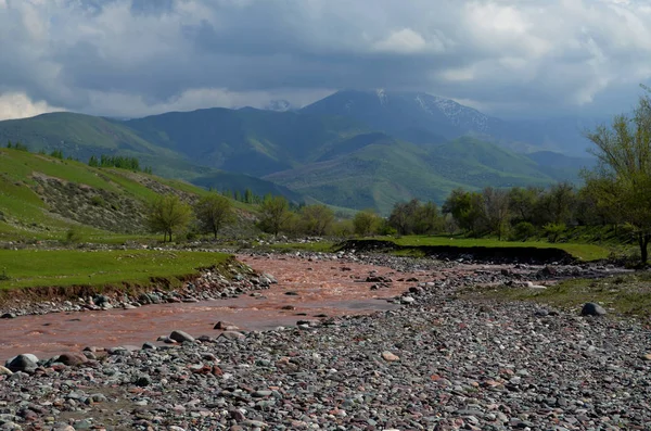 Río Rojo Descendió Las Montañas — Foto de Stock