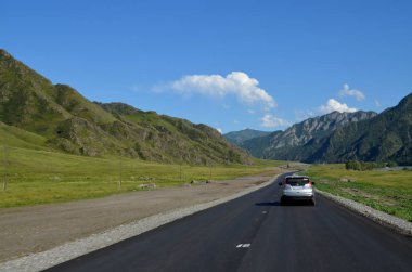 Dağlarda araba ile seyahat