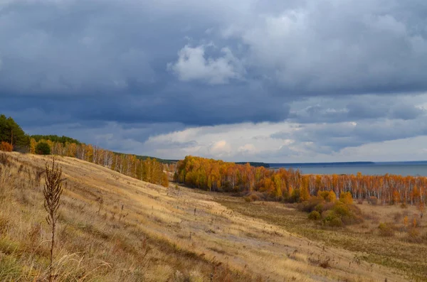 Göl kenarında sonbahar manzaraları