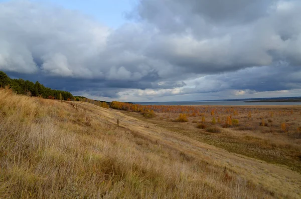 Göl kenarında sonbahar manzaraları