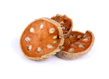 Bael meyve çayı ve kurutulmuş bael meyve, beyaz arka plan üzerinde çay matum dilim